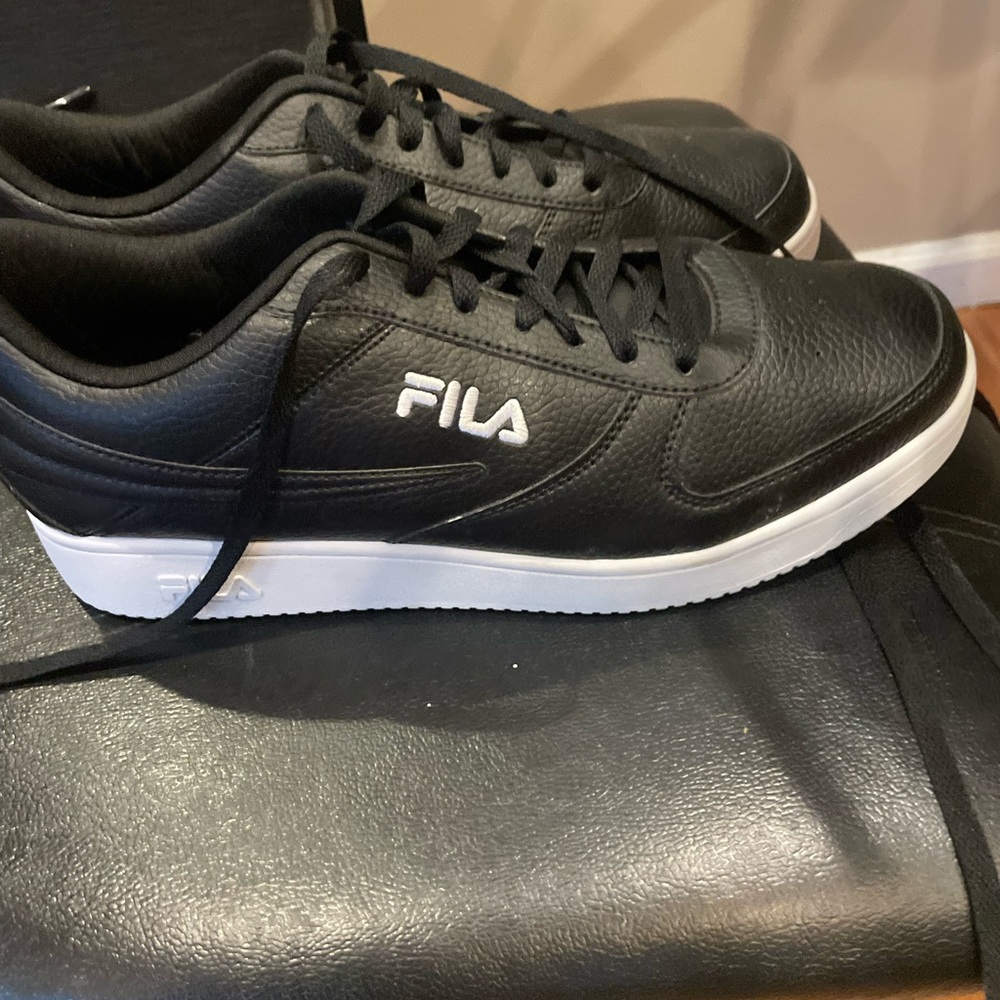 Men’s Fila lowtop shoes size 12